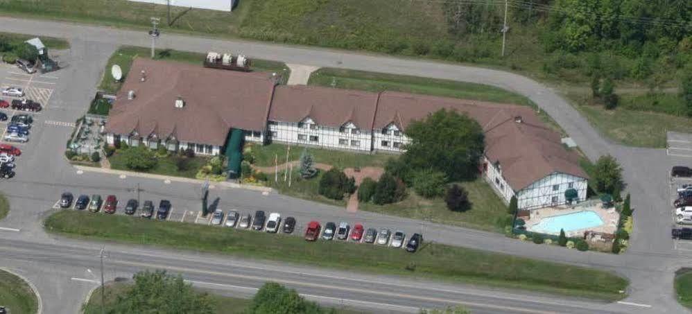 Mcintosh Country & Conference Centre Hotel 3*